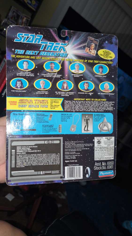Star Trek TNG Beverly Crusher - Playmates (Star Trek  - The Next Generation) action figure collectible [Barcode 043377069614] - Main Image 2