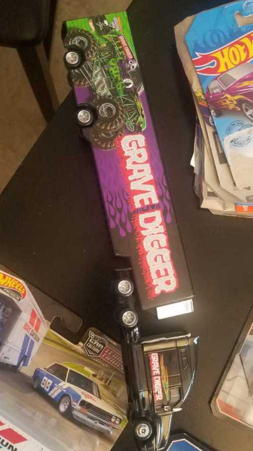 Hot Wheels - Fleet Flyer Lot  action figure collectible - Main Image 2