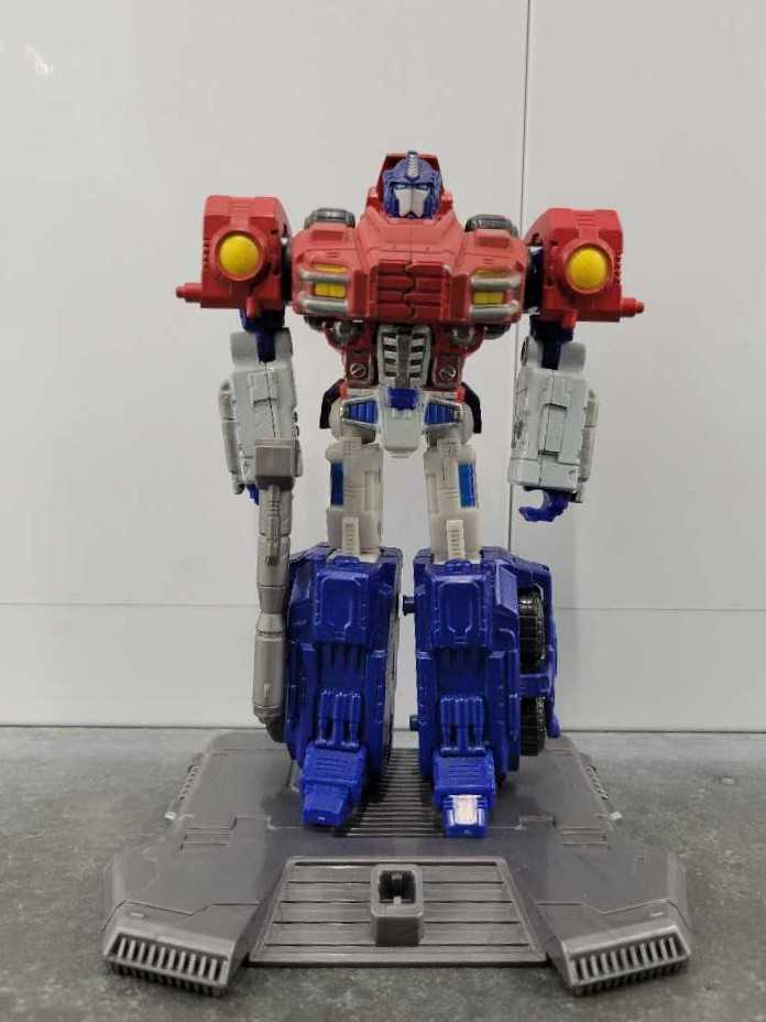 Optimus Prime 2nd Robot Mode - Hasbro (Titanium) action figure collectible - Main Image 2