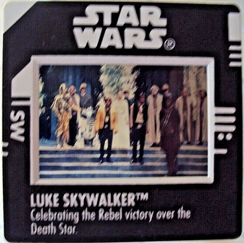 Luke Skywalker in Ceremonial Outfit w/ Blaster Pistol - Kenner / Hasbro (Power of The Force 2) action figure collectible [Barcode 076281696911] - Main Image 4