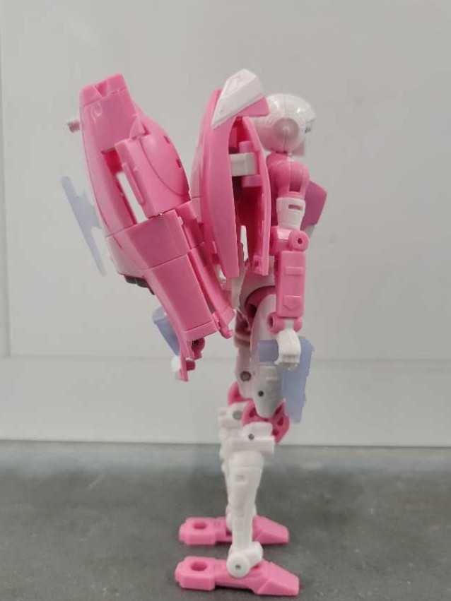 Arcee - Hasbro (Earthrise) action figure collectible - Main Image 3
