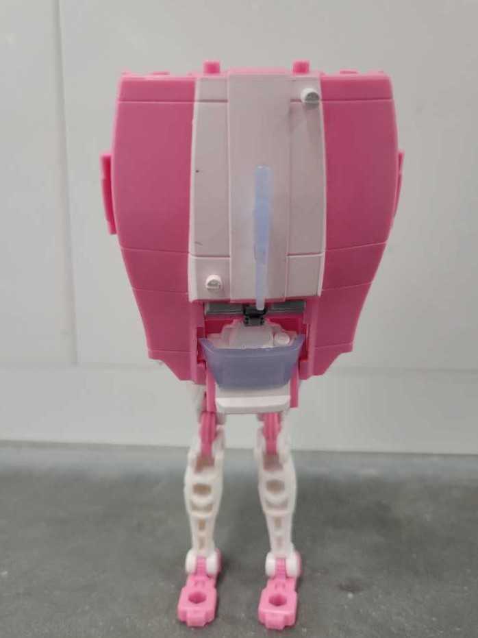 Arcee - Hasbro (Earthrise) action figure collectible - Main Image 4