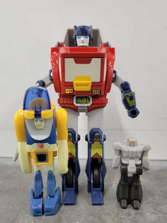 Orion Pax With Dion And Barrelroller Ehobby - Takara (E-Hobby) action figure collectible - Main Image 4