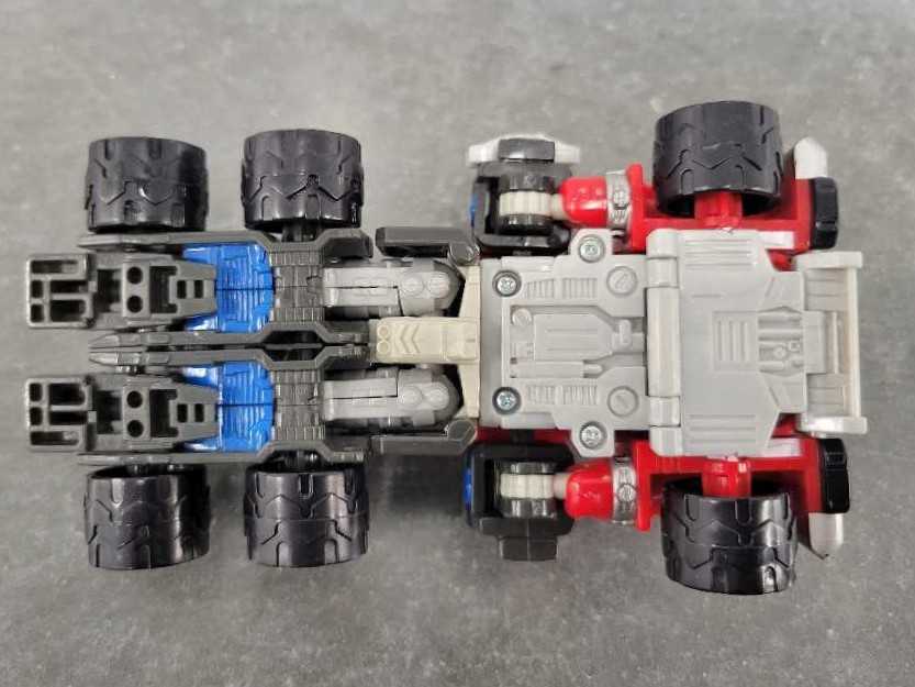 Optimus Prime Vehicle Mode  - Hasbro (Cybertron) action figure collectible - Main Image 4