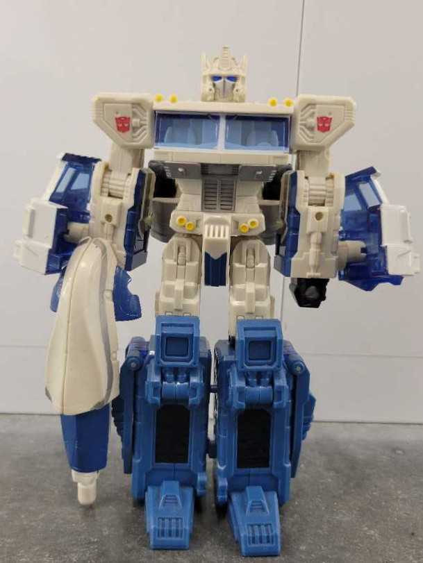 Ultra Magnus VS Skywarp 4th Robot Mode Target Missing Black Guns - Hasbro (Classics) action figure collectible - Main Image 2