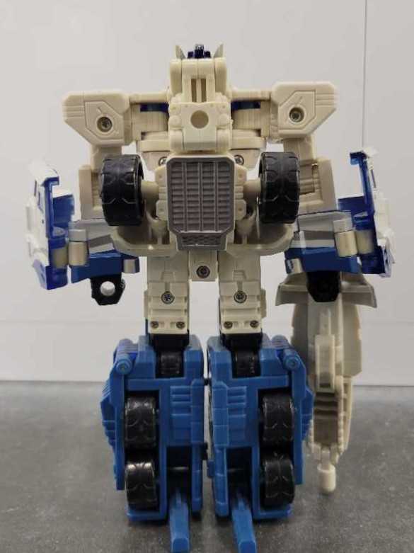 Ultra Magnus VS Skywarp 4th Robot Mode Target Missing Black Guns - Hasbro (Classics) action figure collectible - Main Image 4