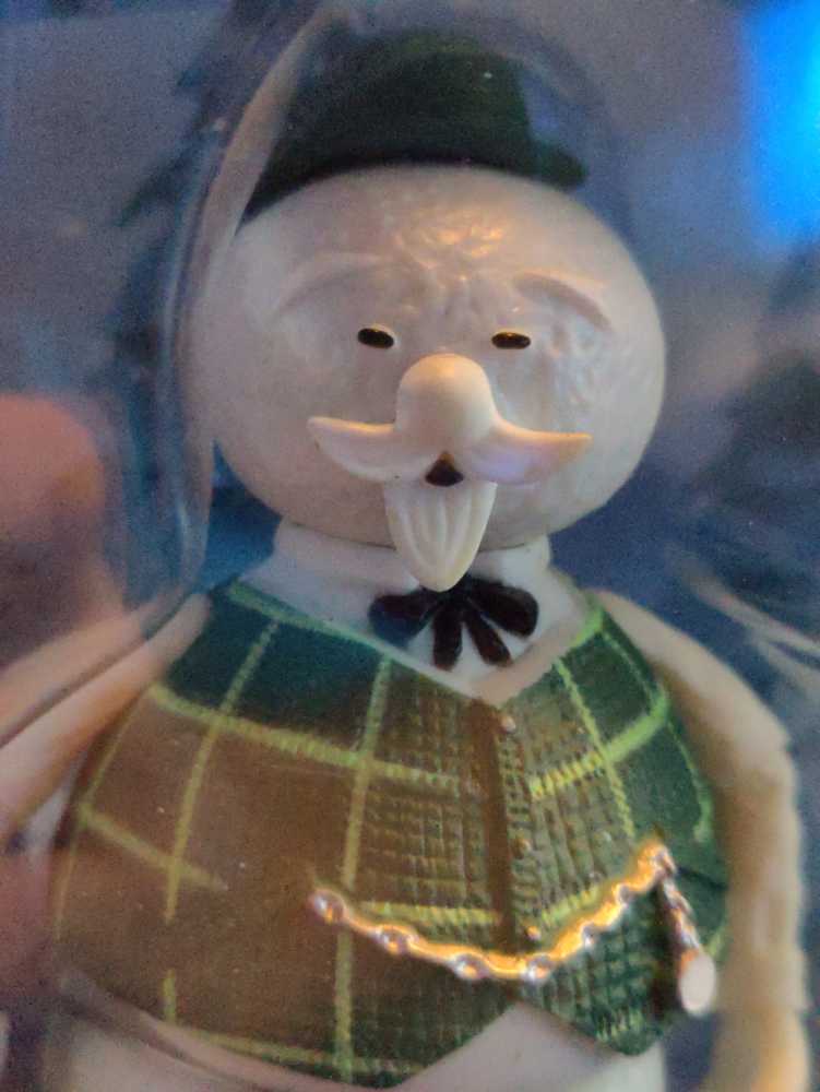 Sam the Snowman - The Rudolph Co. (Rudolph the Red-Nosed Reindeer) action figure collectible [Barcode 879104014332] - Main Image 3