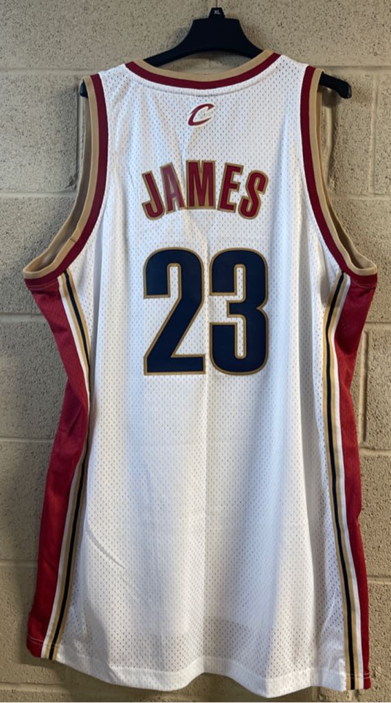 Cleveland Cavaliers - Lebron James - Wine/Gold Cavaliers  (Other) action figure collectible - Main Image 2