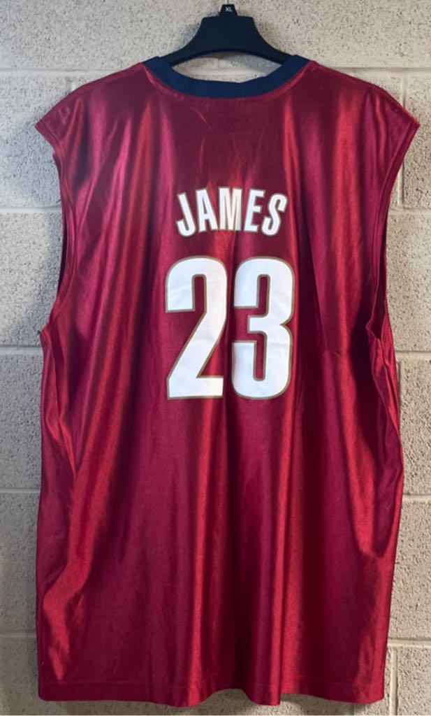 Cleveland Cavaliers - Lebron James - Warm-Up  (Other) action figure collectible - Main Image 2