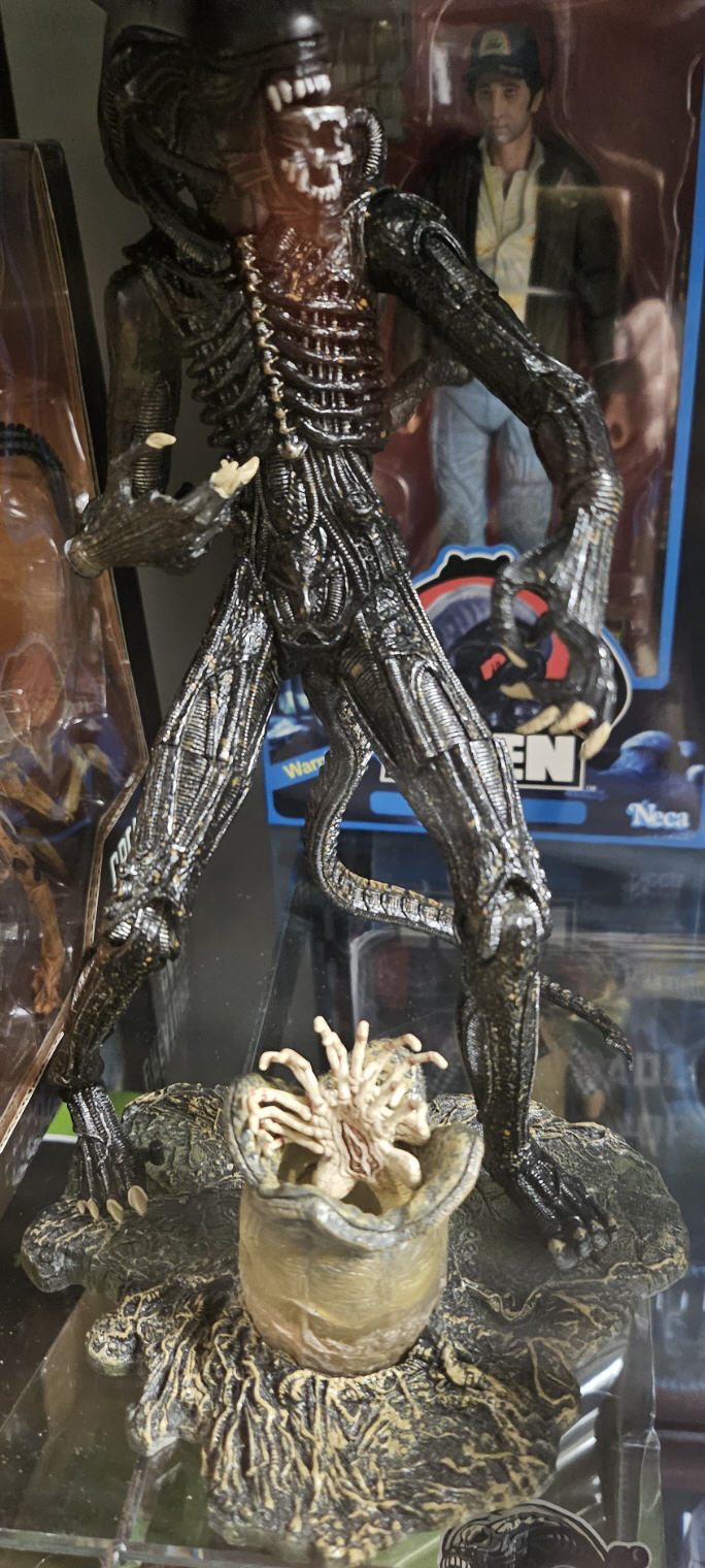 Alien: McFarlane Toys 12 Inch Deluxe Action Figure Alien - McFarlane Toys (Alien) action figure collectible [Barcode 787926179019] - Main Image 3