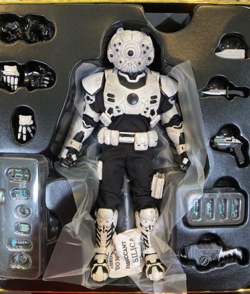 Krig The Pale Driver - Mezco (Rumble Society) (Mezco (Rumble Society)) action figure collectible [Barcode 696198119985] - Main Image 2