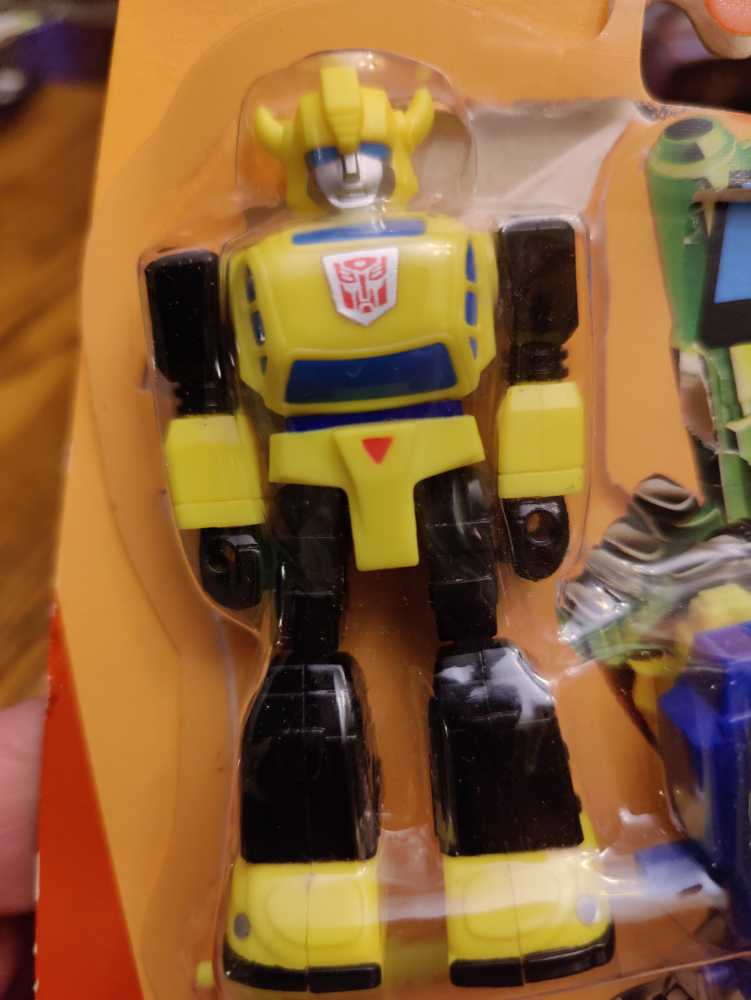 Bumblebee With Heli-Pack - Hasbro (Transformers G1 ActionMasters) action figure collectible [Barcode 038976057568] - Main Image 3