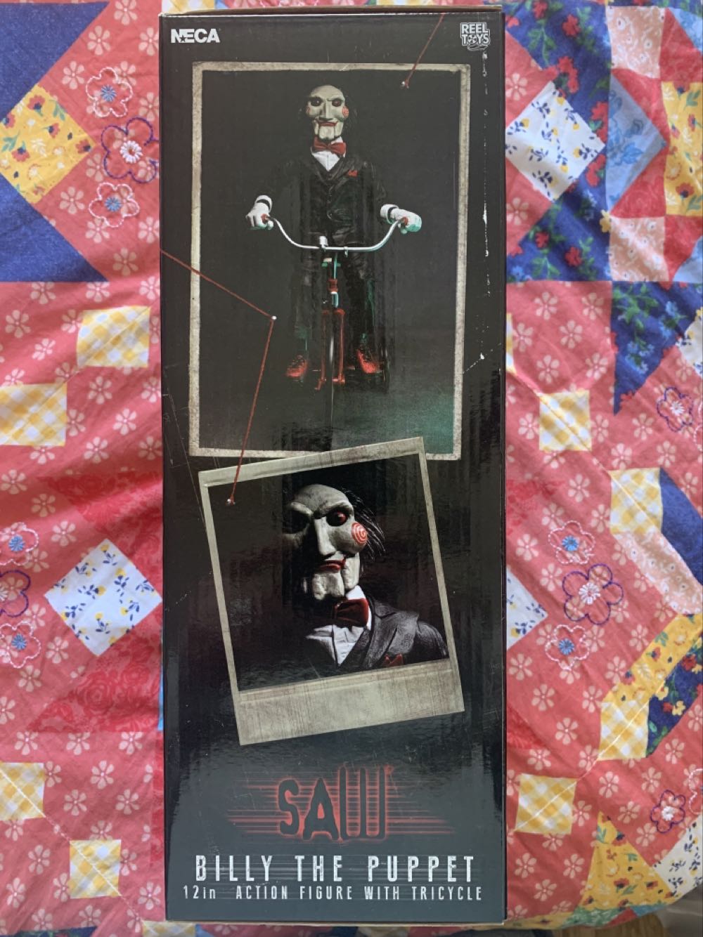 Saw Billy in Tricycle with Sound Neca 12 Inch Saw  5,120 ctb ( opis) - Neca/Reel Toys (Saw) action figure collectible [Barcode 634482606070] - Main Image 4