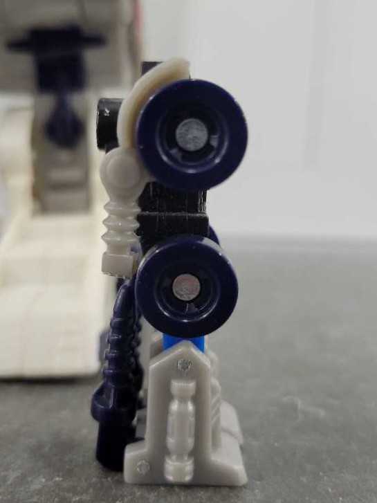 Drill Bit Drillbit With Metroplex - Hasbro (Cybertron) action figure collectible - Main Image 2