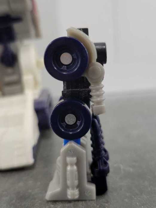 Drill Bit Drillbit With Metroplex - Hasbro (Cybertron) action figure collectible - Main Image 4