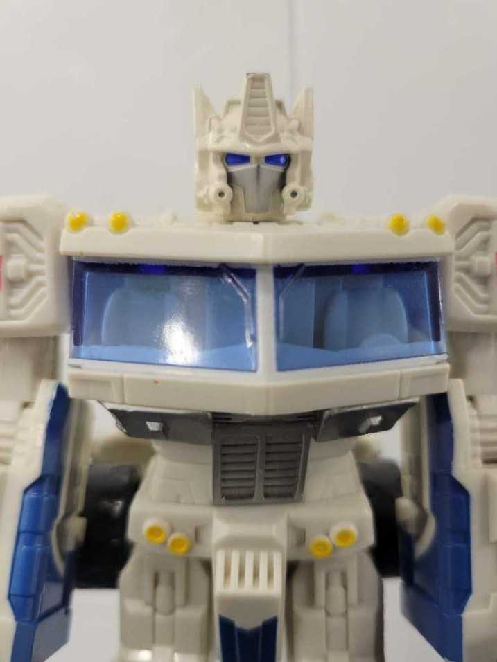Ultra Magnus VS Skywarp 3rd Robot Mode Target - Hasbro (Classics) action figure collectible - Main Image 1