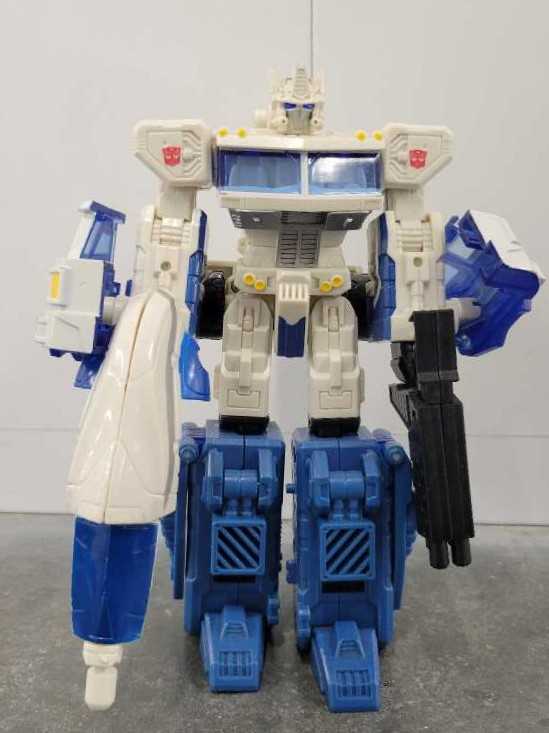 Ultra Magnus VS Skywarp 3rd Robot Mode Target - Hasbro (Classics) action figure collectible - Main Image 2