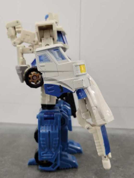 Ultra Magnus VS Skywarp 3rd Robot Mode Target - Hasbro (Classics) action figure collectible - Main Image 3