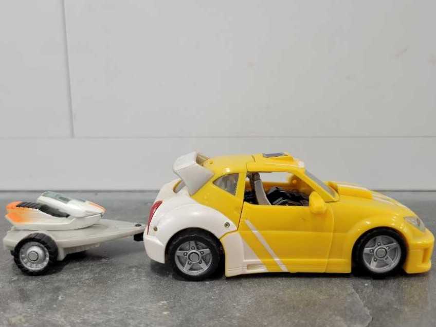 Bumblebee Vehicle Mode  - Hasbro (Classics) action figure collectible - Main Image 3