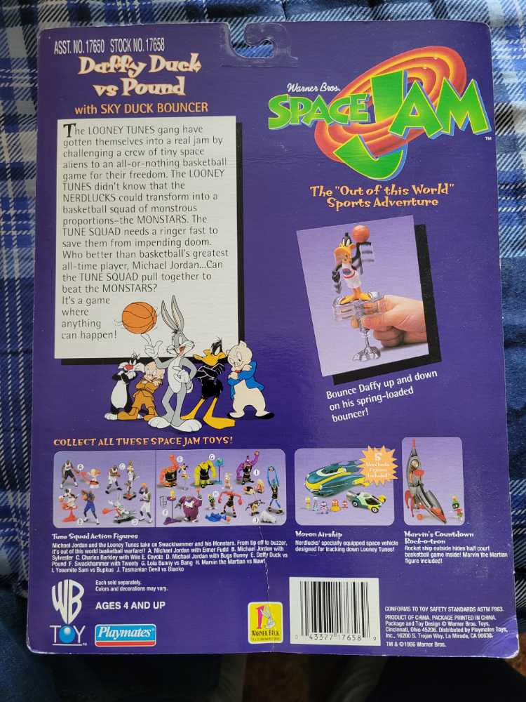 Space Jam: Daffy Duck vs Pound - Playmates (Space Jam) action figure collectible [Barcode 043377176589] - Main Image 2