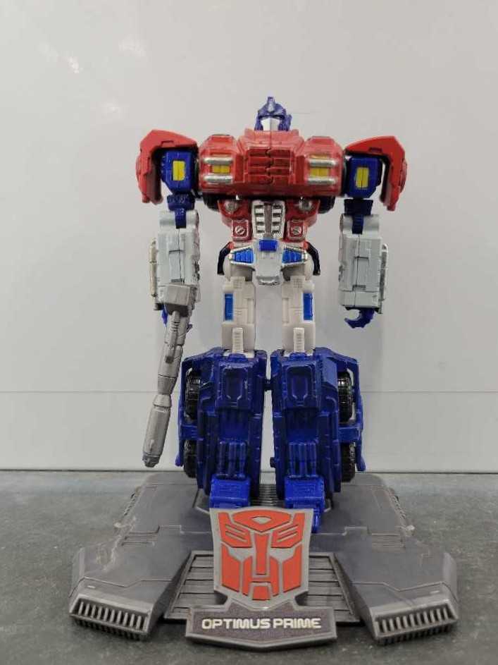 Optimus Prime 3rd Robot Mode - Hasbro (Titanium) action figure collectible - Main Image 2