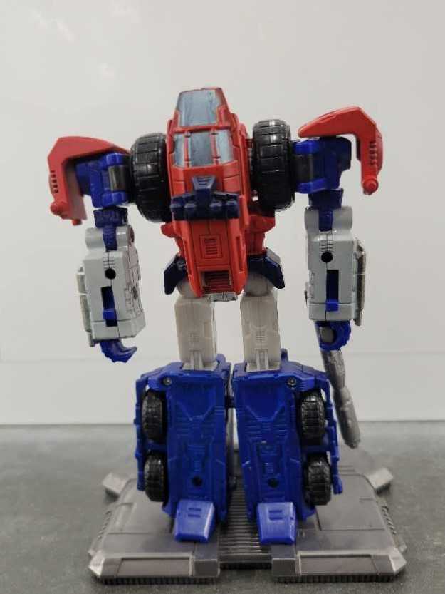 Optimus Prime 3rd Robot Mode - Hasbro (Titanium) action figure collectible - Main Image 4