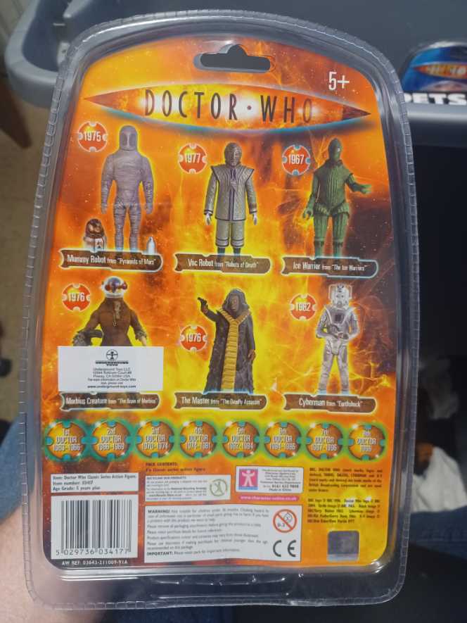 Dr Who - Cyberman With Cybergun - Character Options (Doctor Who) (Dr Who) action figure collectible [Barcode 5029736034177] - Main Image 2