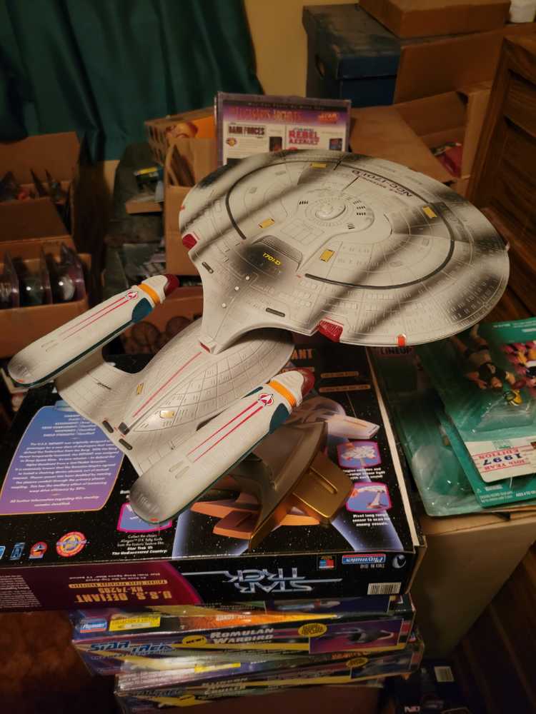 U.S.S. Enterprise NCC-1701-D (Battle Damaged) - Playmates (Star Trek Ships) action figure collectible - Main Image 3