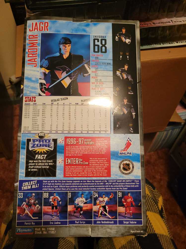 Jaromir Jagr - Playmates (NHL Pro Zone) action figure collectible [Barcode 043317710576] - Main Image 2