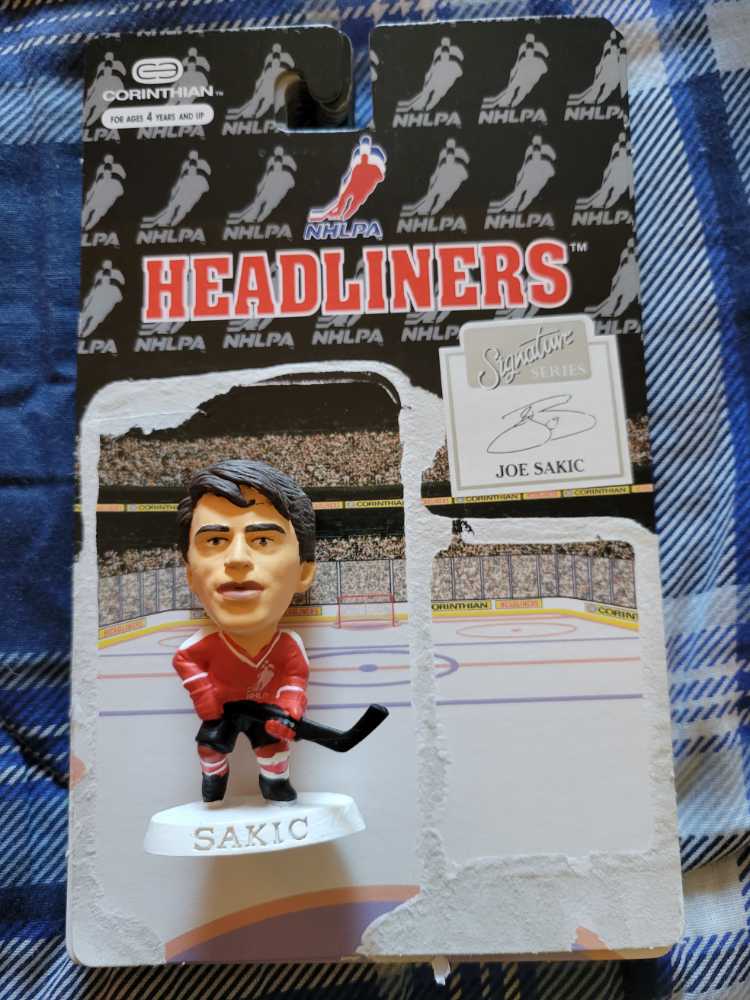 Joe Sakic - Corinthian (NHLPA Headliners) action figure collectible [Barcode 608326040085] - Main Image 1