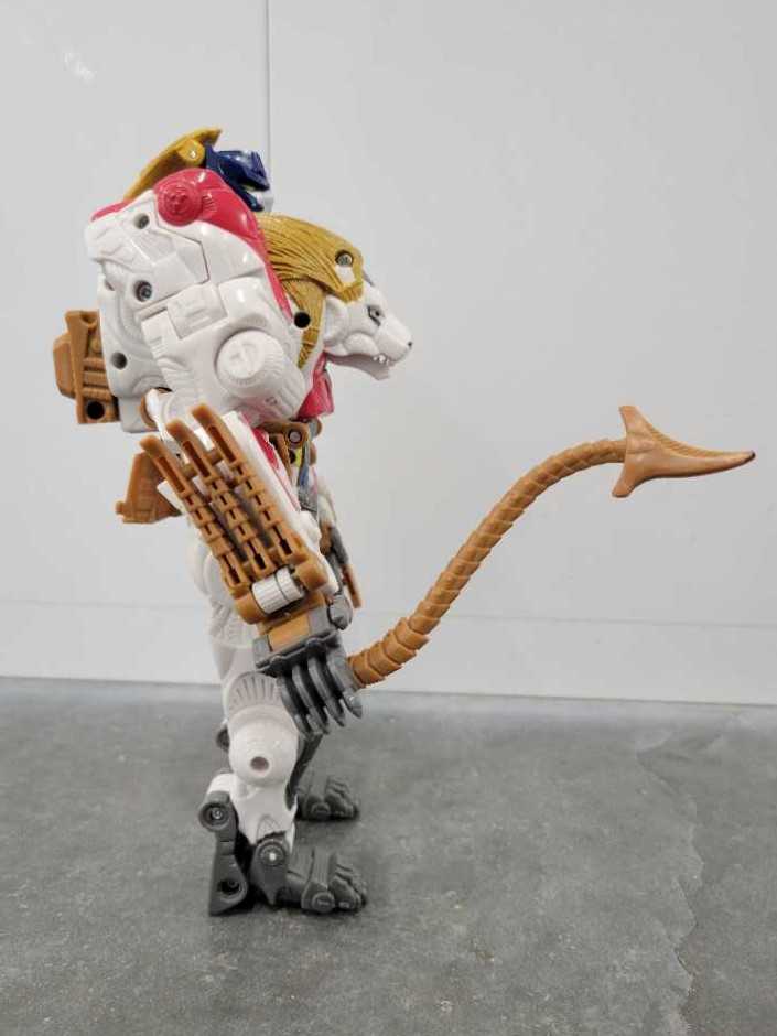 Leo Prime Target Robot Mode - Hasbro (Universe 2.0) action figure collectible - Main Image 3