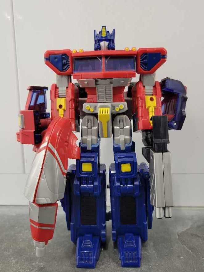 Optimus Prime Voyager Robot Mode - Hasbro (Classics) action figure collectible - Main Image 2