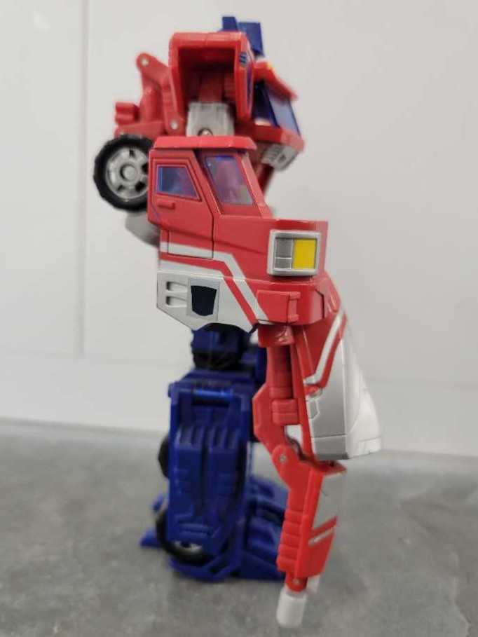 Optimus Prime Voyager Robot Mode - Hasbro (Classics) action figure collectible - Main Image 3