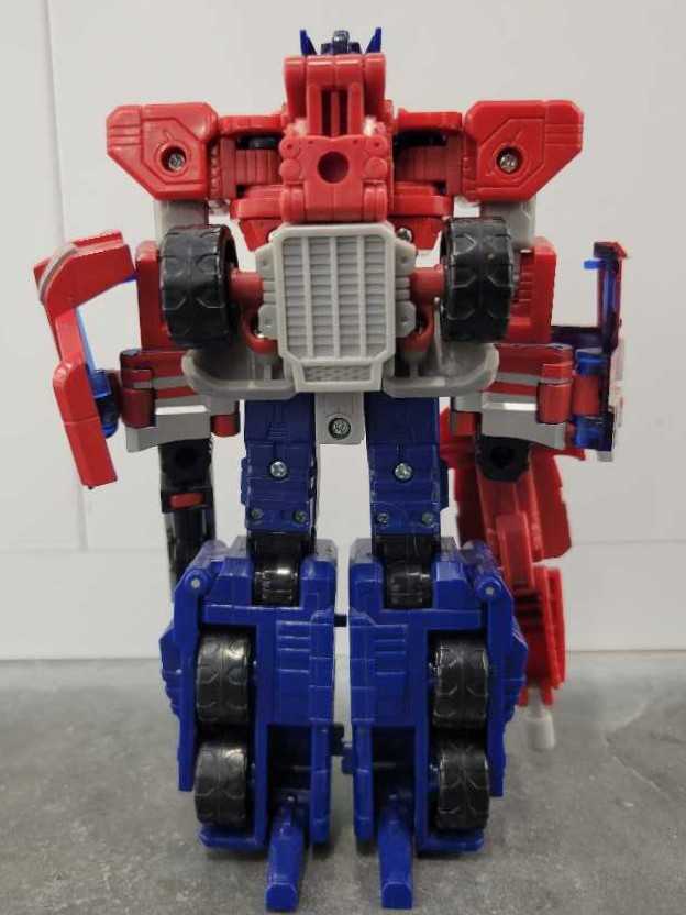 Optimus Prime Voyager Robot Mode - Hasbro (Classics) action figure collectible - Main Image 4