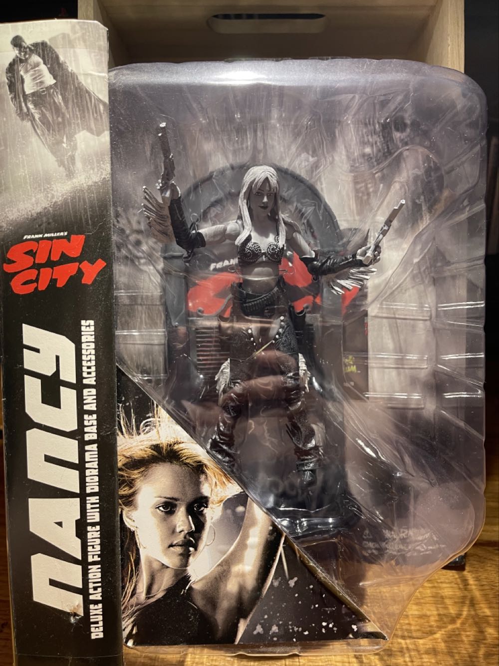 Sin City - Nancy - Diamond Select action figure collectible [Barcode 699788101759] - Main Image 2