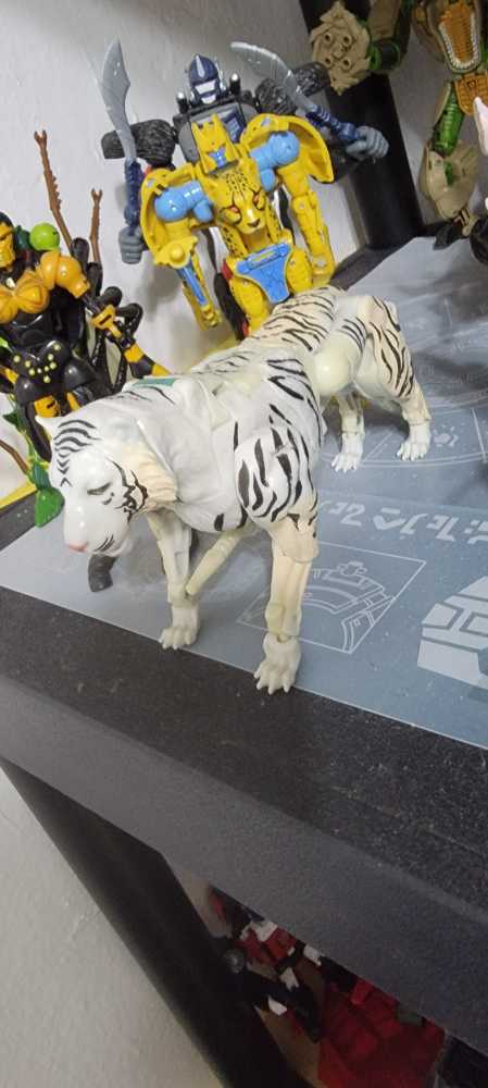 War for Cybertron: Kingdom Voyager WFC-K35 Tigatron - Hasbro action figure collectible - Main Image 2