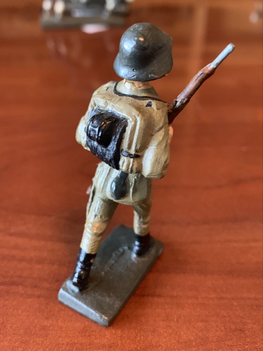 Lineol Dane Marching Rifle In Front - Lineol (Dane) action figure collectible - Main Image 2