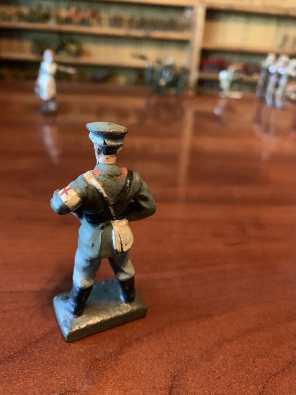 Lineol German Medical Officer Pouring Water - Lineol (German) action figure collectible - Main Image 2