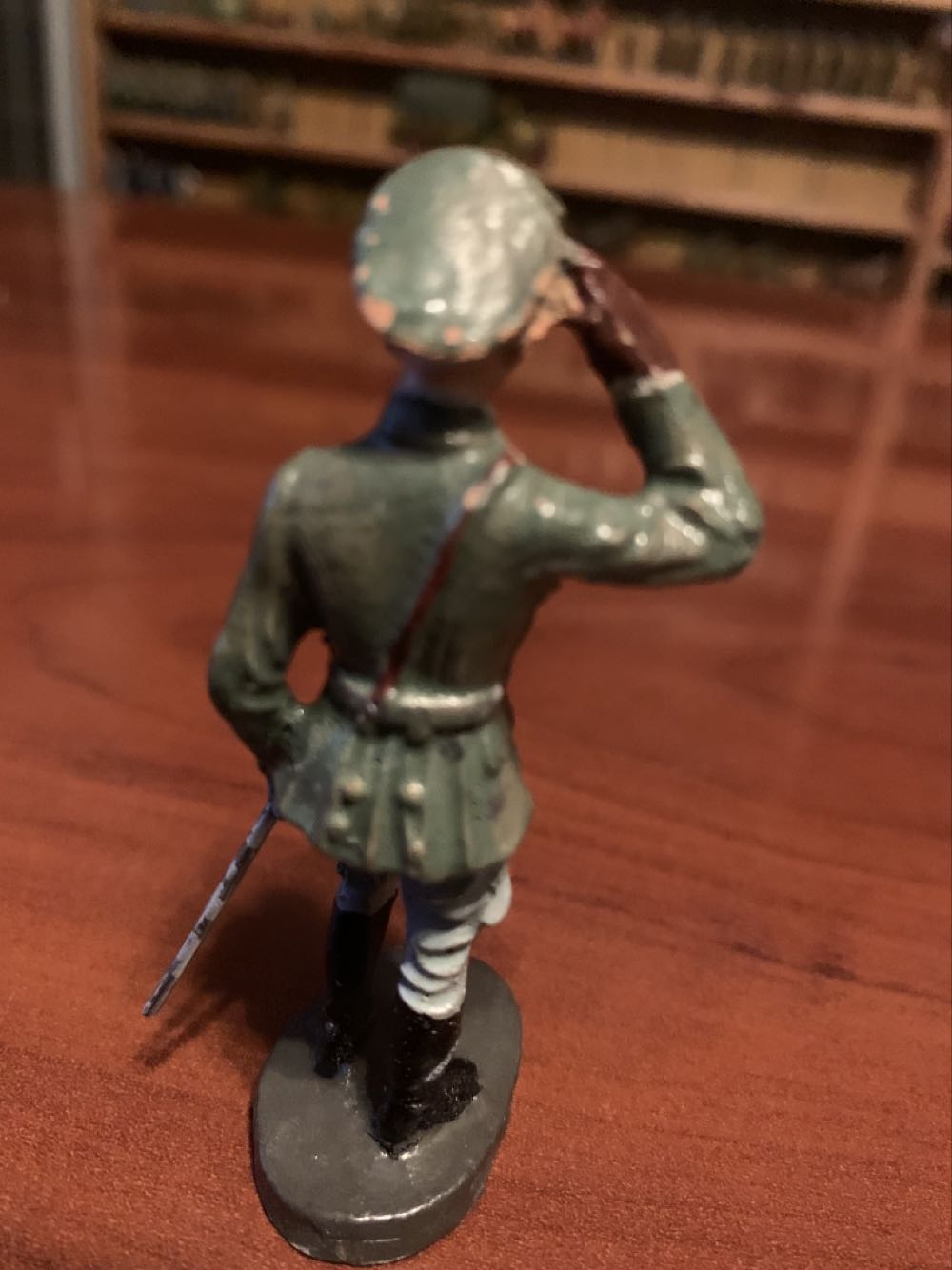 Unknown German Officer Saluting - Unmarked (German) action figure collectible - Main Image 2