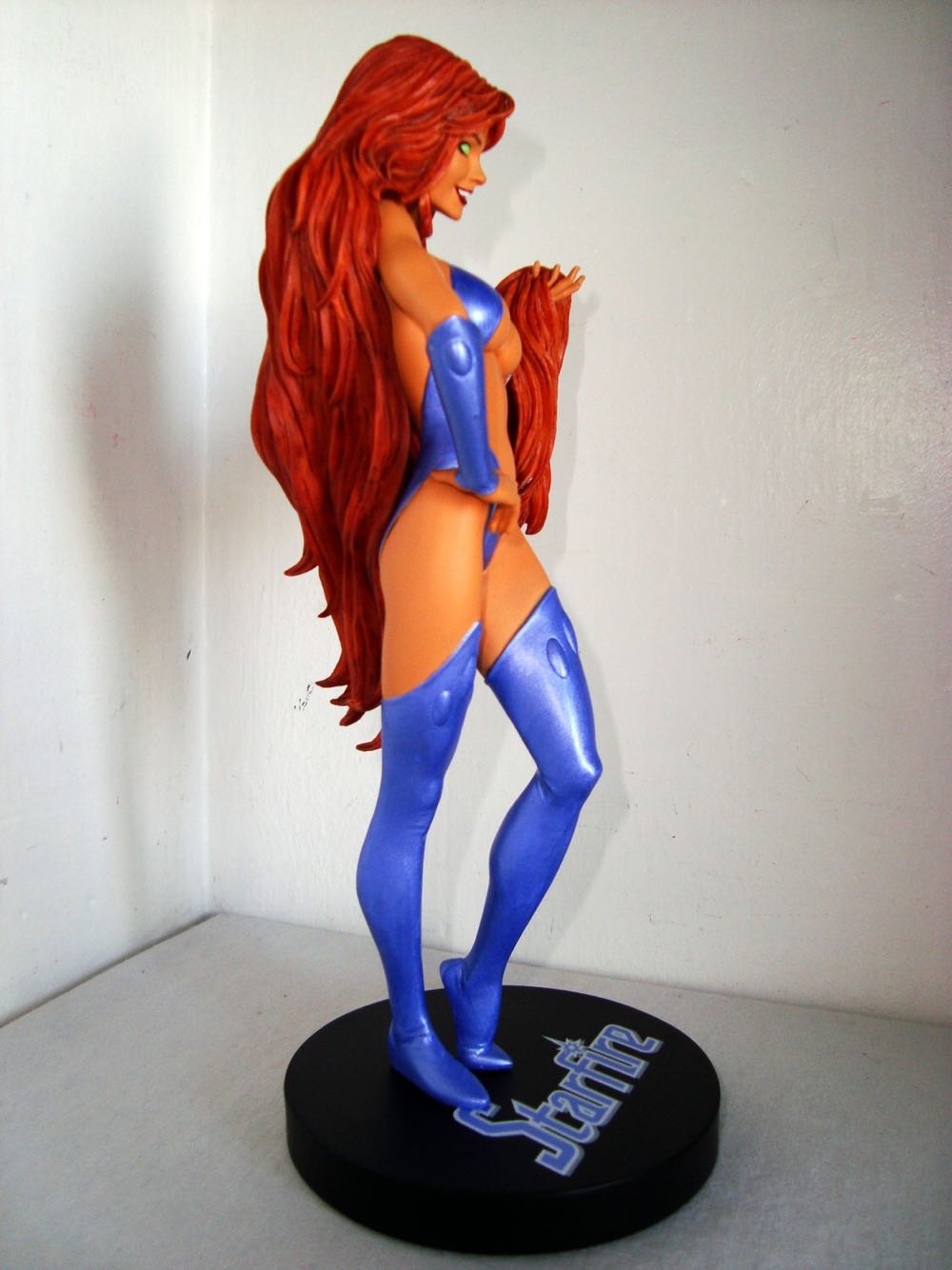 Starfire Statue - DC Collectibles (Adam Hughes Artist Series (Limited to 4000)) action figure collectible - Main Image 2