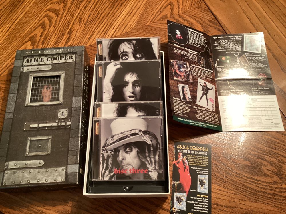 Alice Cooper, The Life And Crimes Box Set  (Music Icons) action figure collectible [Barcode 081227568023] - Main Image 3
