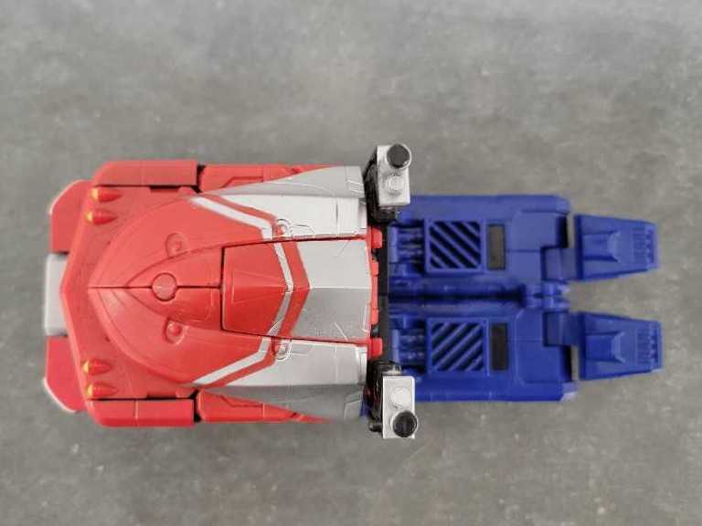 Optimus Prime Voyager Robot Mode - Hasbro (Classics) action figure collectible - Main Image 2