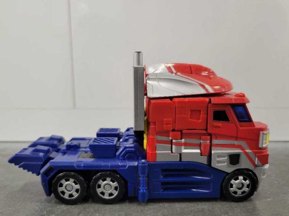 Optimus Prime Voyager Robot Mode - Hasbro (Classics) action figure collectible - Main Image 3