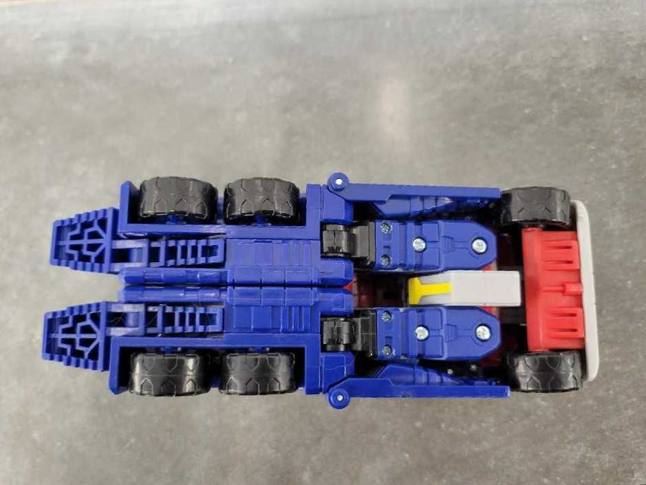 Optimus Prime Voyager Robot Mode - Hasbro (Classics) action figure collectible - Main Image 4