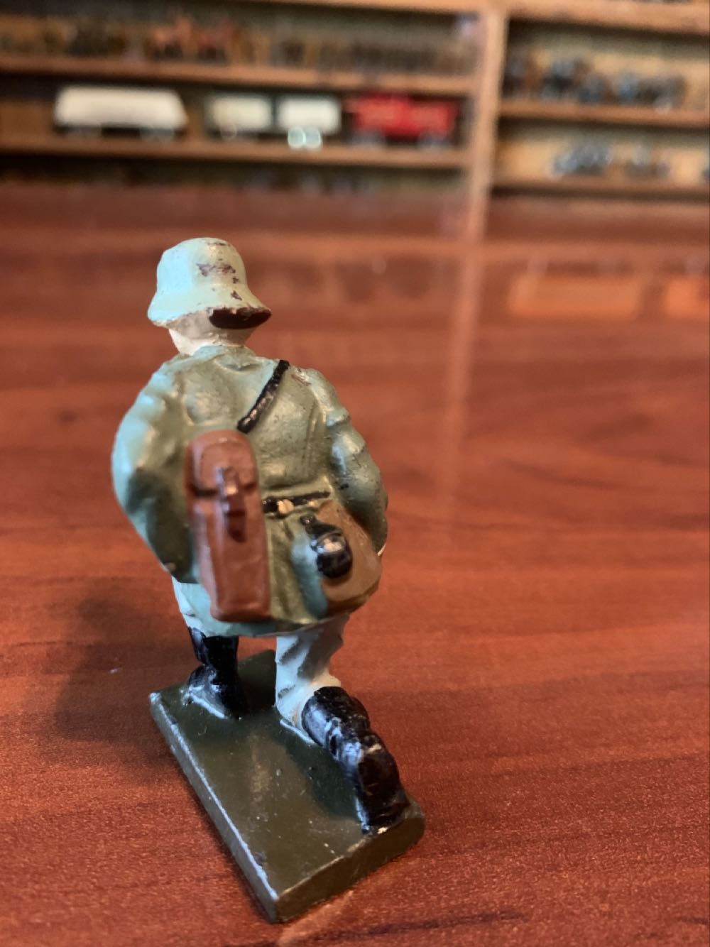 Lineol German Kneeling To Fire Artillery - Lineol (German) action figure collectible - Main Image 2