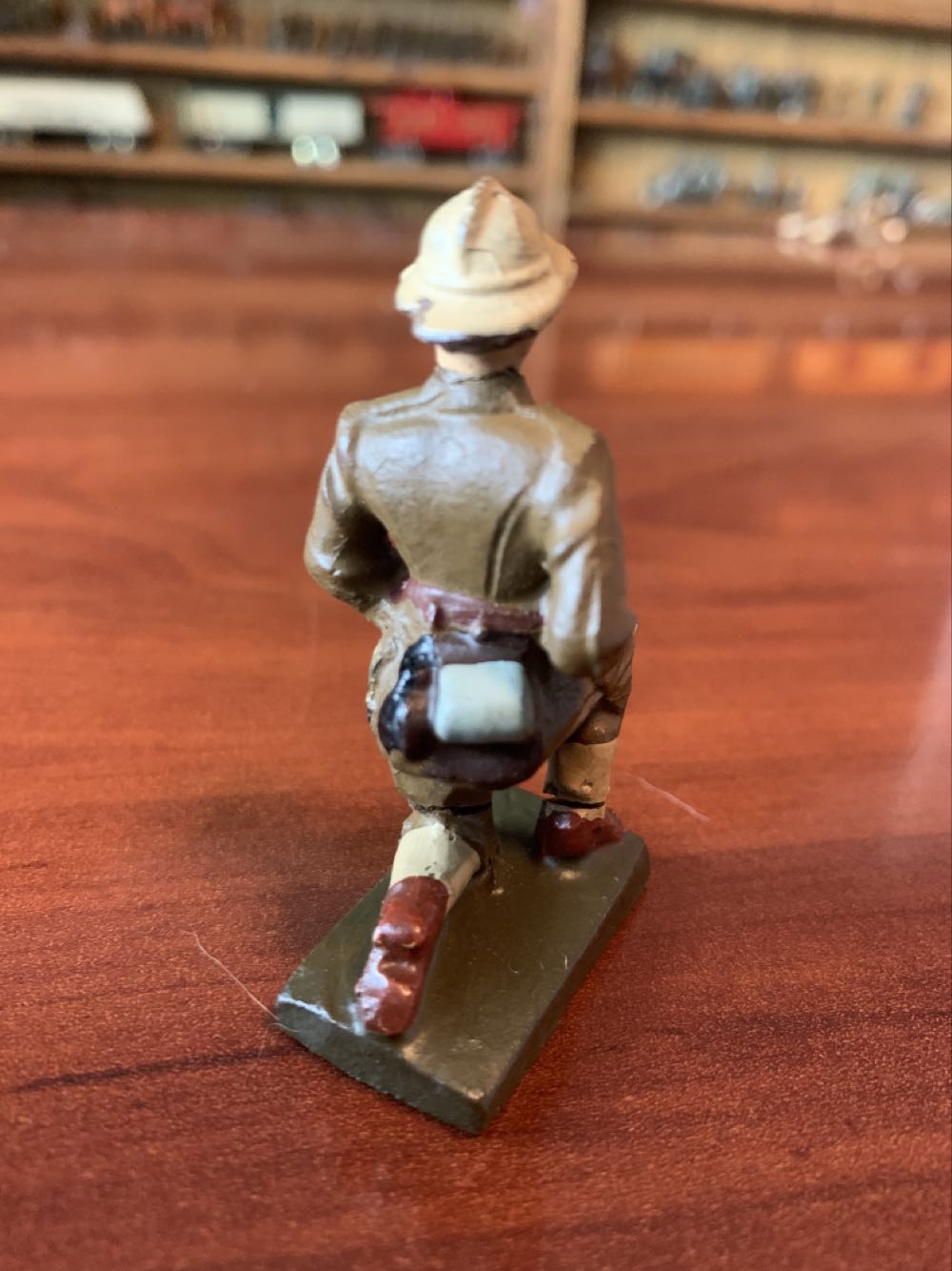 Lineol Belgian Kneeling Writting In Pad - Lineol (Belgian) action figure collectible - Main Image 2