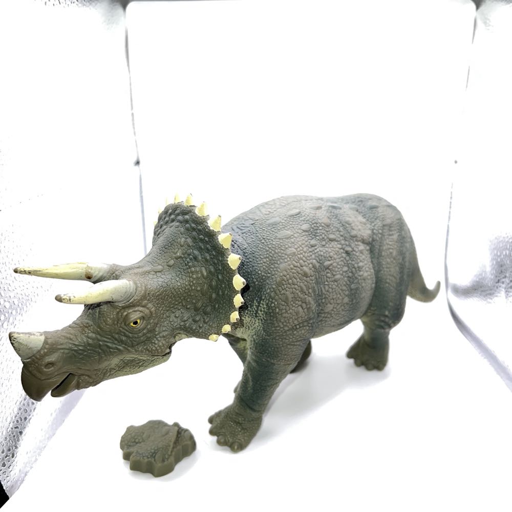 Jurassic Park: Triceratops (JP08) - Kenner action figure collectible - Main Image 2