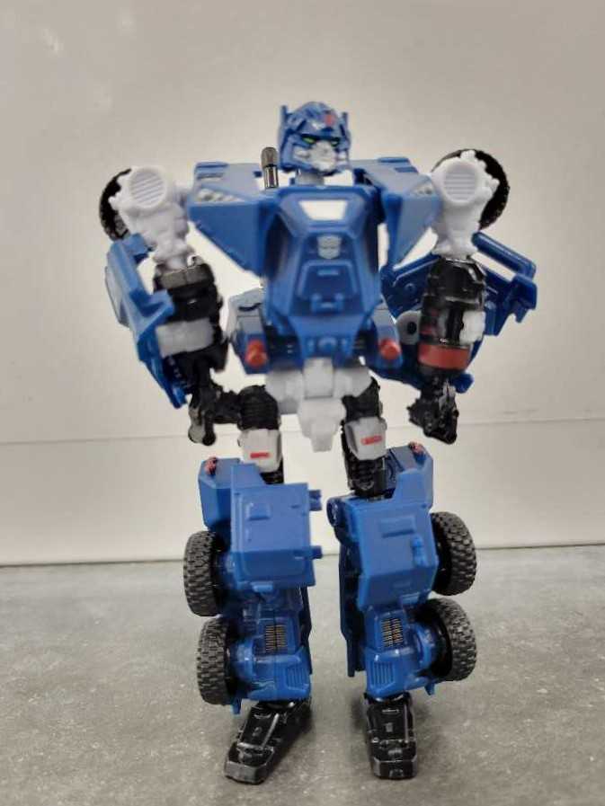 Breacher - Hasbro (Hunt For The Decepticons) action figure collectible - Main Image 2