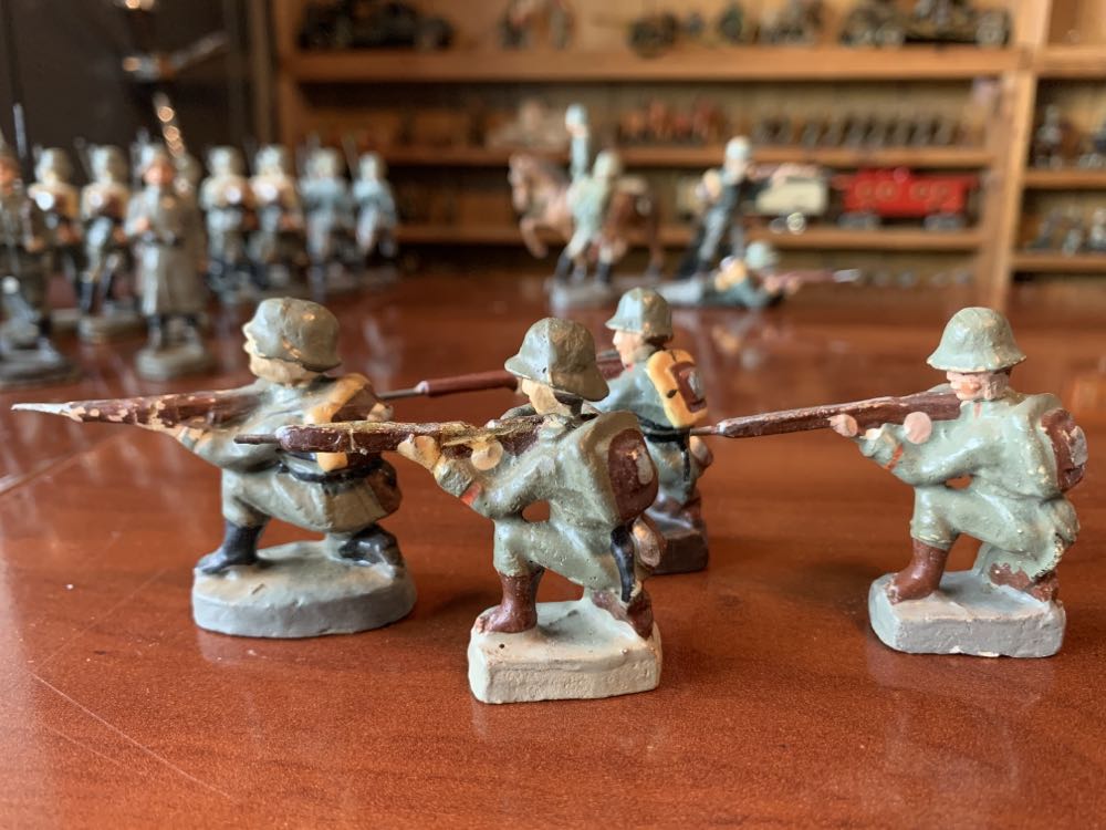 Unmarked German Kneeling Firing  - Unmarked (German) action figure collectible - Main Image 2