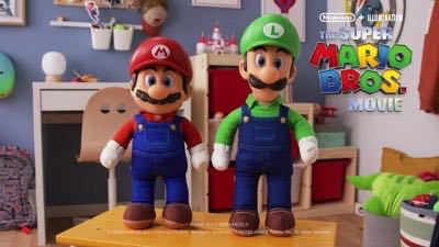 Jakks Pacific: The Super Mario Bros. Movie: Luigi Plush - Jakks Pacific (The Super Mario Bros. Movie) action figure collectible [Barcode 192995416284] - Main Image 4